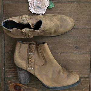 Sperry Dasher Leah suede ankle booties size 9
